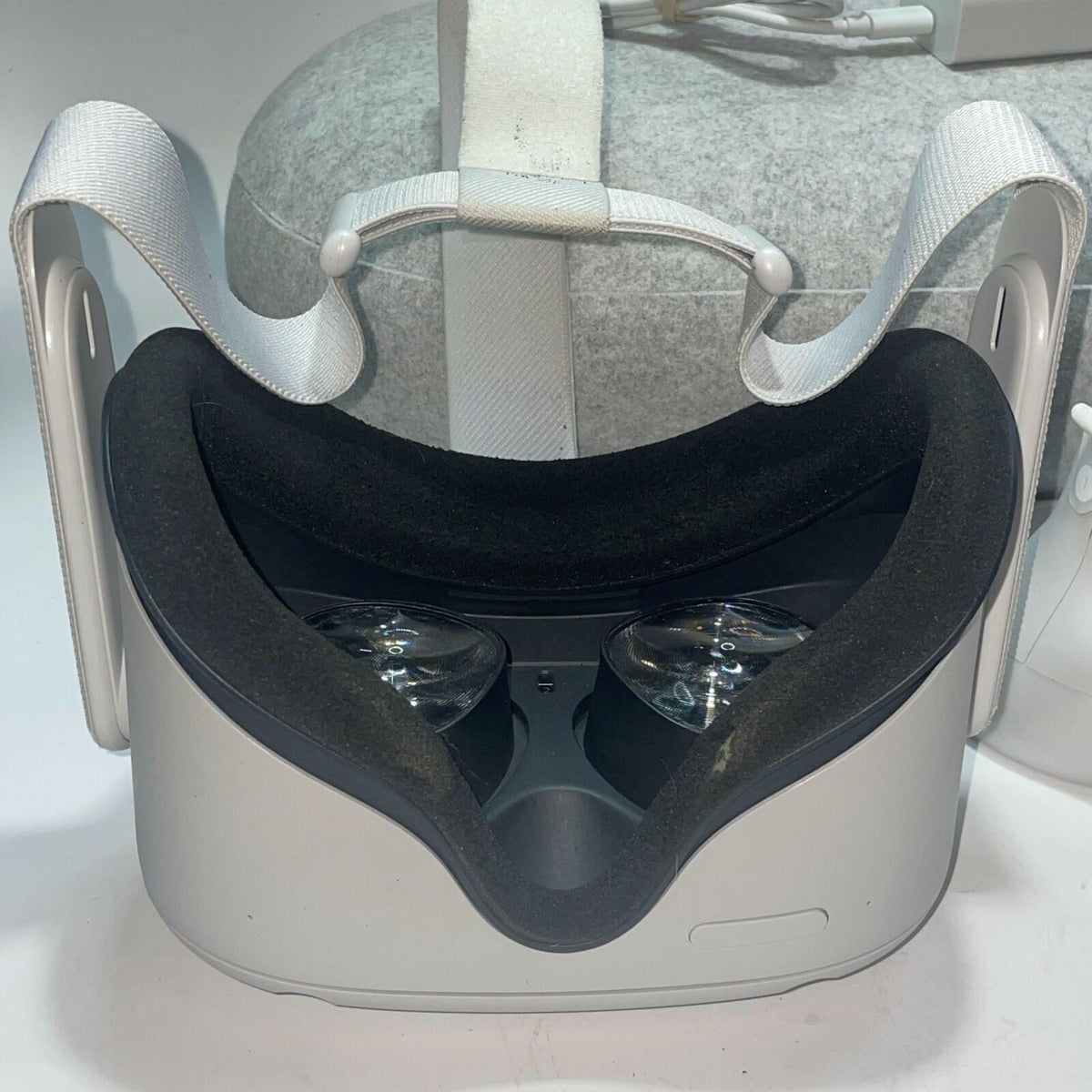 Meta Quest 2 256GB VR Headset w/ 2 Touch Controllers & Carrying Case Tested